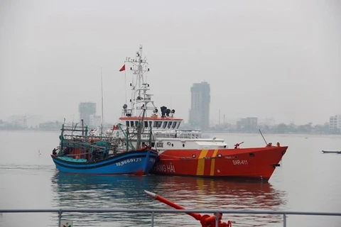 一艘载有7名船员海上遇险的越南渔船成功获救