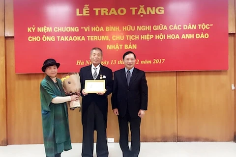 越南授予日本樱花协会主席 “致力于各民族和平与友谊”纪念章