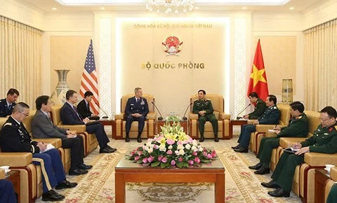 越南人民军总参谋长潘文江会见美国太平洋空军司令特伦斯·奥肖尼斯