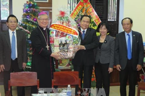 越南祖国阵线中央委员会主席陈青敏走访岘港教区祝贺圣诞