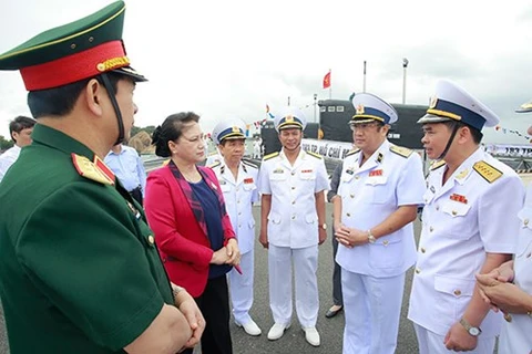 越南国会主席阮氏金银探访金兰军事基地