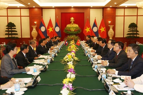 越共中央总书记阮富仲与老挝人民革命党中央委员会总书记、国家主席本扬举行会谈