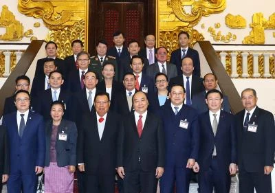 越南政府总理阮春福会见老挝人民革命党中央总书记、国家主席本扬•沃拉吉。（图片来源：越通社）