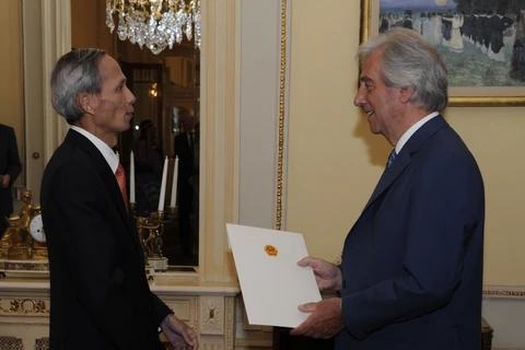 越南驻乌拉圭大使向乌拉圭总统递交国书