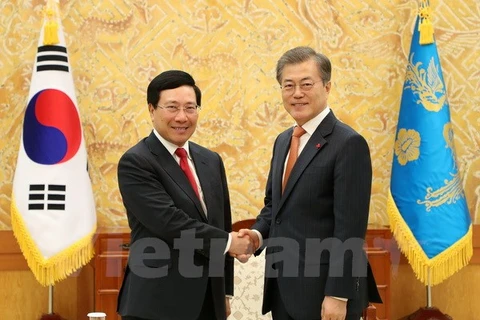 政府副总理兼外长范平明会见韩国总统和总理 同韩国外长举行会谈