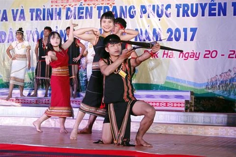 2017年昆嵩省各族民歌联欢会吸引200名民族艺术家参加