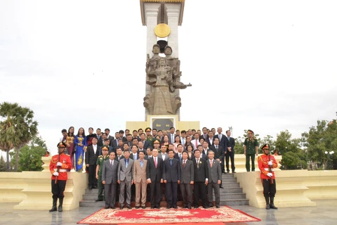 越柬建交50周年：越南代表团在越柬友谊纪念碑前敬香