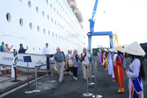 搭载6400多名游客的4艘豪华游轮陆续抵达岘港