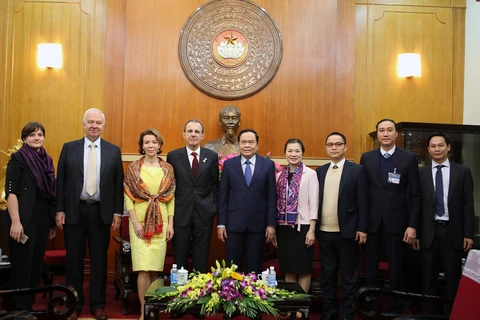 越南祖国阵线中央委员会主席陈青敏会见俄罗斯联邦社会院代表团