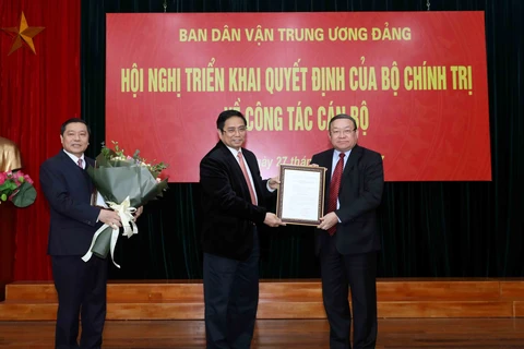 越共中央政治局关于干部工作决定正式展开
