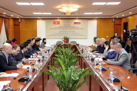 越南与俄罗斯签署在越南生产带发动机运输工具的修改议定书