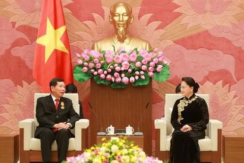 越南国会主席阮氏金银会见老挝最高人民法院院长坎潘·西提丹帕。（图片来源：越通社）