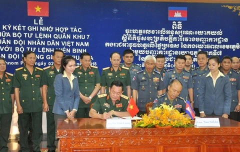 越南第七军区司令部与柬埔寨宪兵司令部加强合作