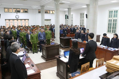 郑春青及其同案犯案件：22名被告人出庭受审