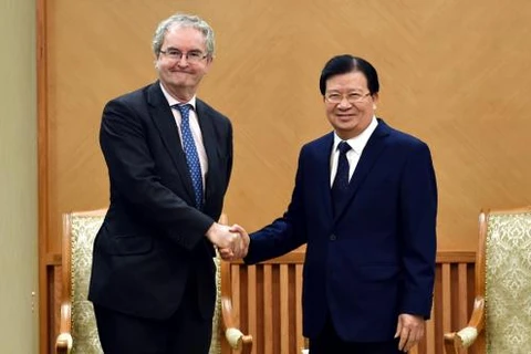  越南政府副总理郑廷勇会见欧洲投资银行副行长乔纳森·泰勒