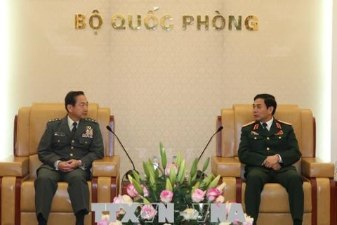 越南人民军总参谋长潘文江会见日本陆上自卫队参谋长山崎幸二