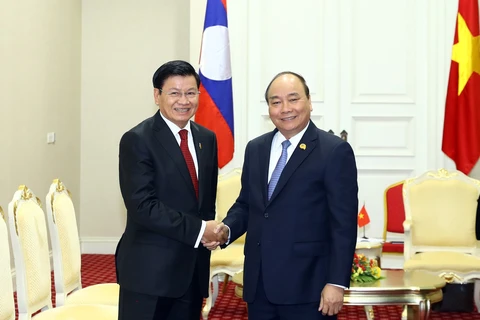 政府总理阮春福会见老挝总理通伦·西苏里