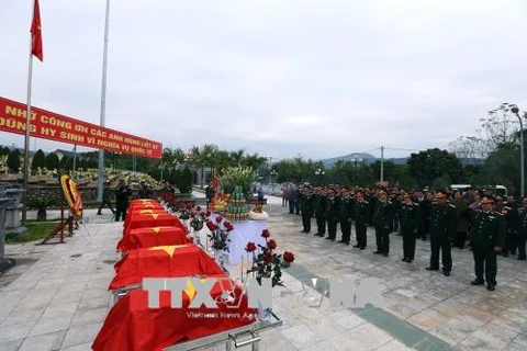 在老挝战场牺牲的越南志愿军烈士遗骸安葬仪式举行