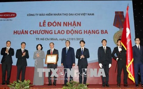 国家副主席邓氏玉盛授予第一生命保险（越南）三级劳动勋章