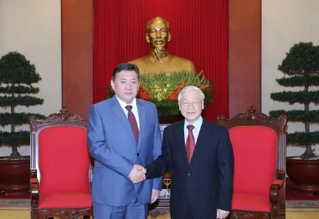 越共中央总书记阮富仲会见蒙古国家大呼拉尔主席。（图片来源：越通社）