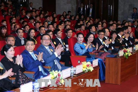 越南国会主席阮氏金银出席“用您的爱心拥抱人生”的文艺慈善晚会