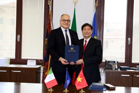 威尼托大区主管对外事务迭戈（左）与越南驻意大利大使馆经济商务处参赞阮德青。