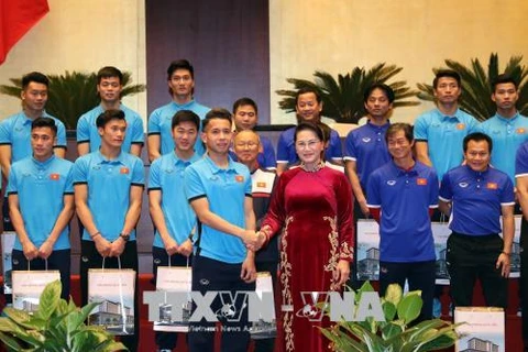  越南国会主席阮氏金银会见了载誉回国的越南U23球队