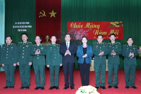 越南国会主席阮氏金银探访河江省边防部队指挥部