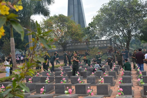 柬埔寨王家军高级军事代表团在越南加莱省德机县烈士陵园敬香