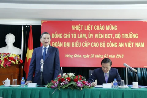 越南公安部部长苏林走访越南驻老大使馆