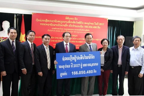 老挝人民捐款援助越南受灾群众