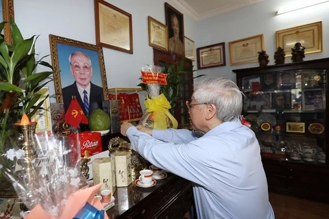 越共中央总书记阮富仲向前越南党和国家领导敬香