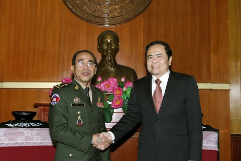 越南祖国阵线中央委员会主席陈青敏会见柬埔寨皇家武装部队三军副参谋长嗲沙润