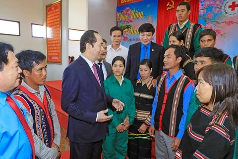 国家主席陈大光向越南橡胶工业集团劳动者拜年