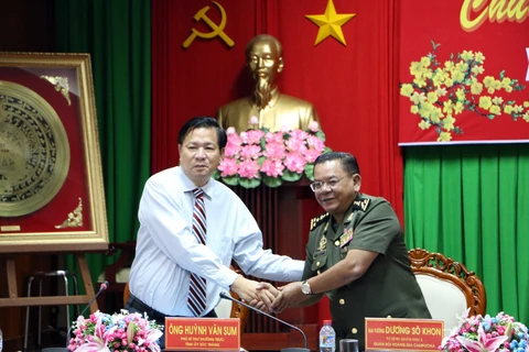 越柬两国增强地方间的团结和友谊 