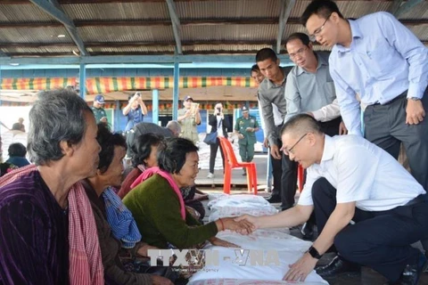 向旅柬越侨和柬埔寨困难群众送上越南政府总理阮春福的春节慰问品