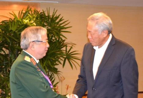 阮志咏同新加坡国防部长黄永宏和中国国防部部长常万全进行会晤