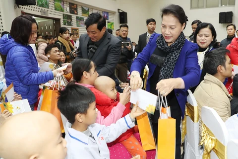 国会主席阮氏金银向儿童癌症患者赠送春节慰问品