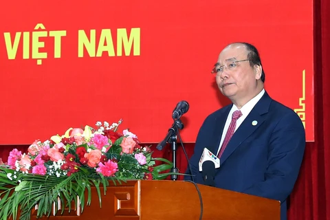 阮春福和老挝政府总理通伦·西苏里同旅老越南人共迎新春