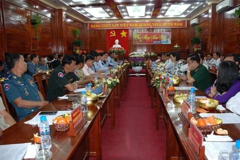 越南平福省与柬埔寨六省加强合作