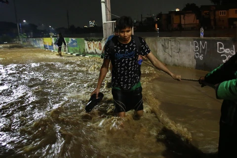 印尼雅加达大雨引发洪水 数千人疏散