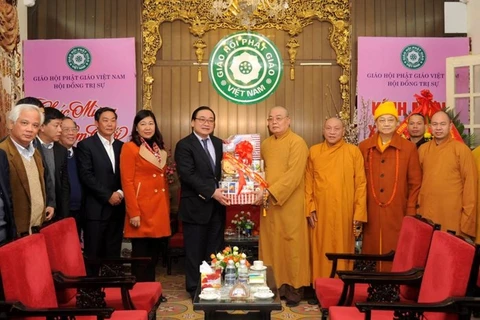 河内市委书记黄忠海给越南佛教协会领导拜年