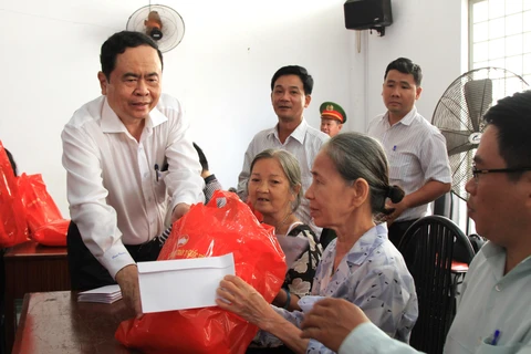 越南祖国阵线中央委员会主席莅临芹苴市开展优抚工作