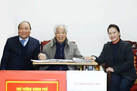 政府总理阮春福和国会主席阮氏金银春节前走访慰问原总书记杜梅