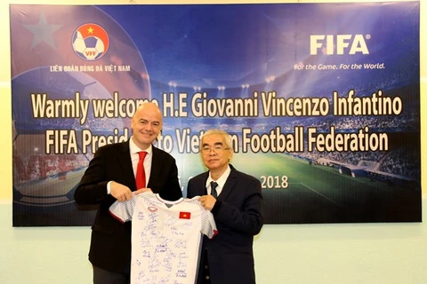 国际足联主席詹尼·因凡蒂诺承诺向越南足球发展事业提供协助