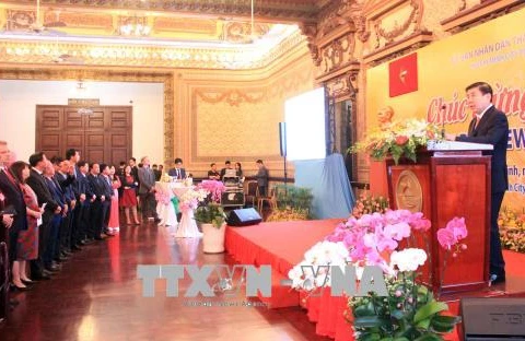 胡志明市与外国代表机构举行友好见面会