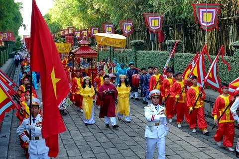 雄王国祖柱形粽子供奉仪式暨向礼成侯阮有镜敬香仪式在胡志明市举行