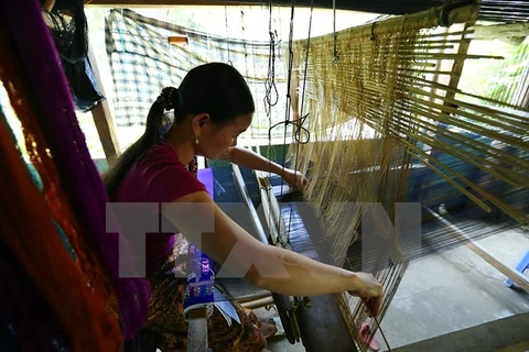 佬族同胞努力保护传统锦缎编织工艺业 
