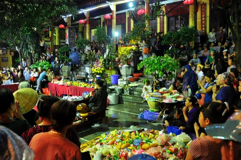 春节上庙烧香拜佛是越南传统习俗