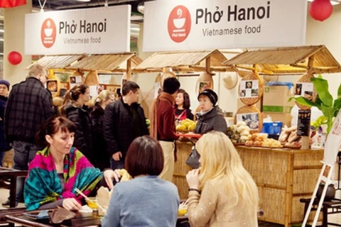 第三次越南街头美食节吸引众多俄罗斯友人和旅俄越南人前来参观品尝